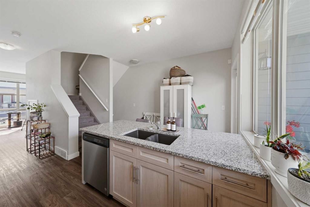 604-125 Caribou Crescent, Red Deer, AB - Indoor Photo Showing Kitchen With Double Sink With Upgraded Kitchen