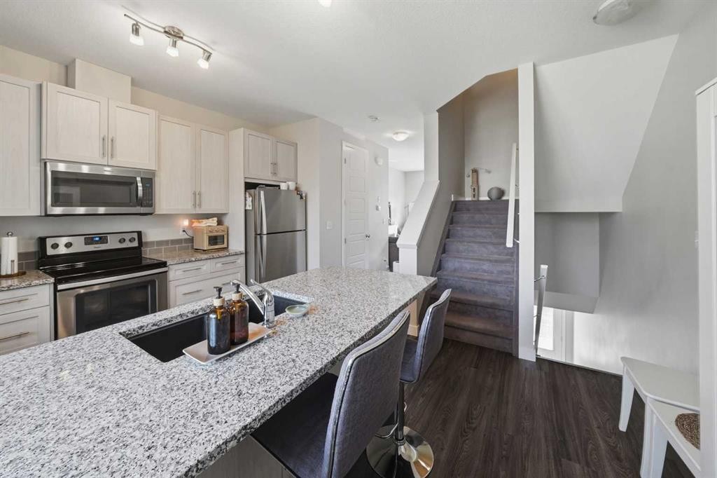 604-125 Caribou Crescent, Red Deer, AB - Indoor Photo Showing Kitchen With Stainless Steel Kitchen With Upgraded Kitchen
