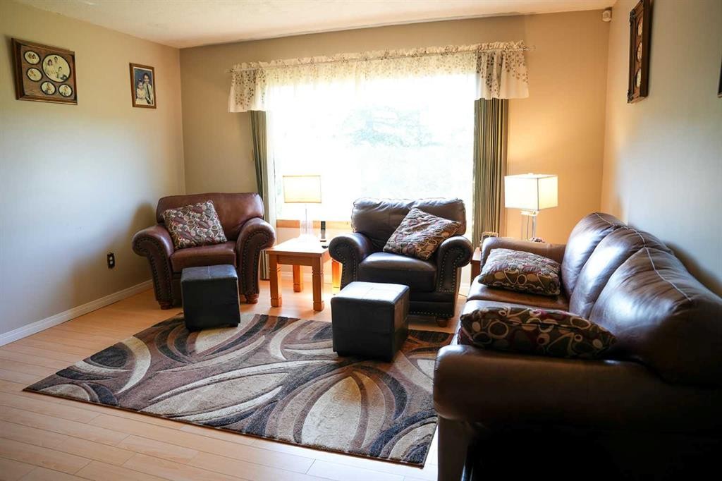 43081 Rng Rd 95A, Hardisty, AB - Indoor Photo Showing Living Room