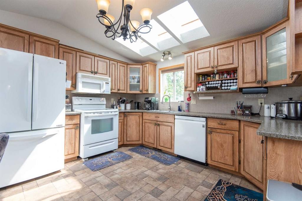 337-37543 England Way, Rural Red Deer County, AB - Indoor Photo Showing Kitchen