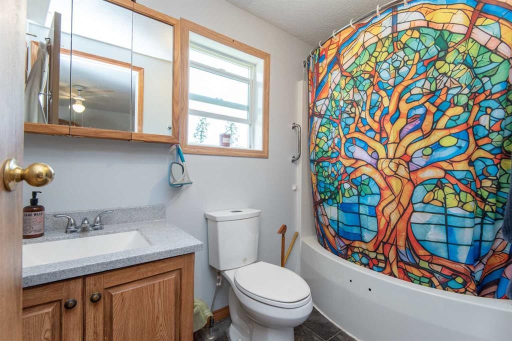 337-37543 England Way, Rural Red Deer County, AB - Indoor Photo Showing Bathroom