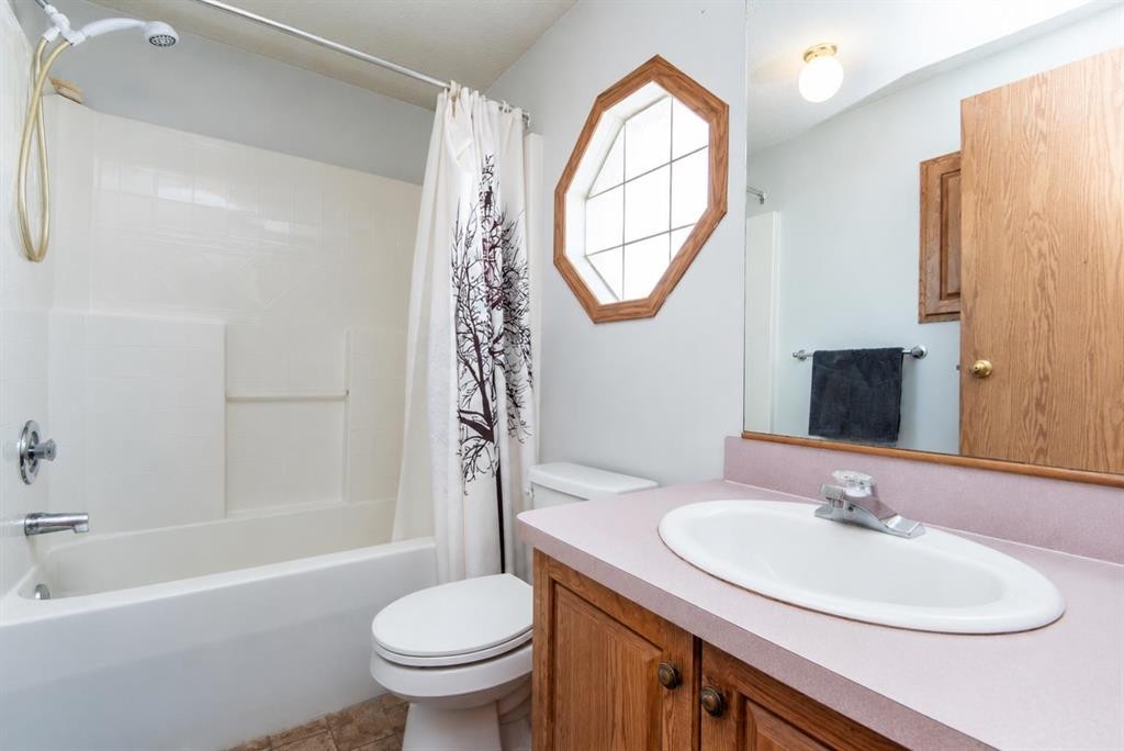 337-37543 England Way, Rural Red Deer County, AB - Indoor Photo Showing Bathroom