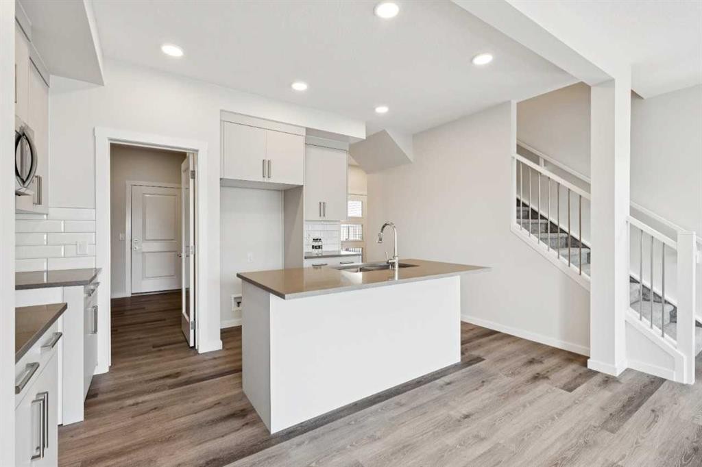 386 Heritage Boulevard, Cochrane, AB - Indoor Photo Showing Kitchen