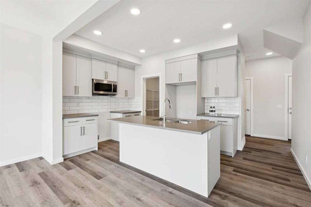 386 Heritage Boulevard, Cochrane, AB - Indoor Photo Showing Kitchen With Double Sink With Upgraded Kitchen