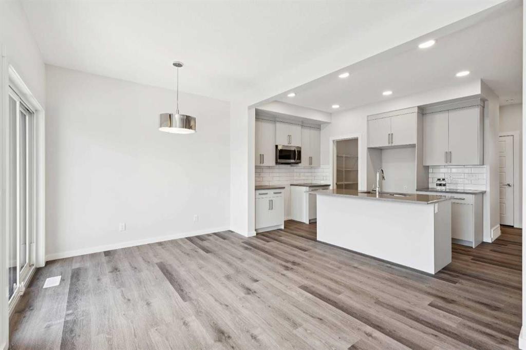 386 Heritage Boulevard, Cochrane, AB - Indoor Photo Showing Kitchen With Upgraded Kitchen