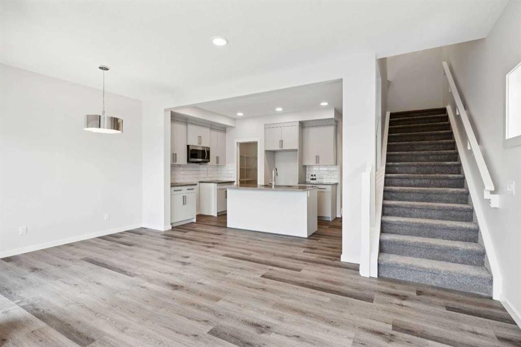 386 Heritage Boulevard, Cochrane, AB - Indoor Photo Showing Kitchen