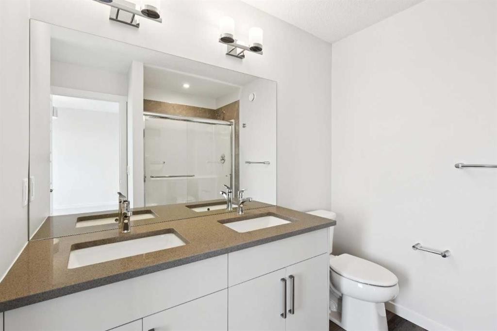 386 Heritage Boulevard, Cochrane, AB - Indoor Photo Showing Bathroom