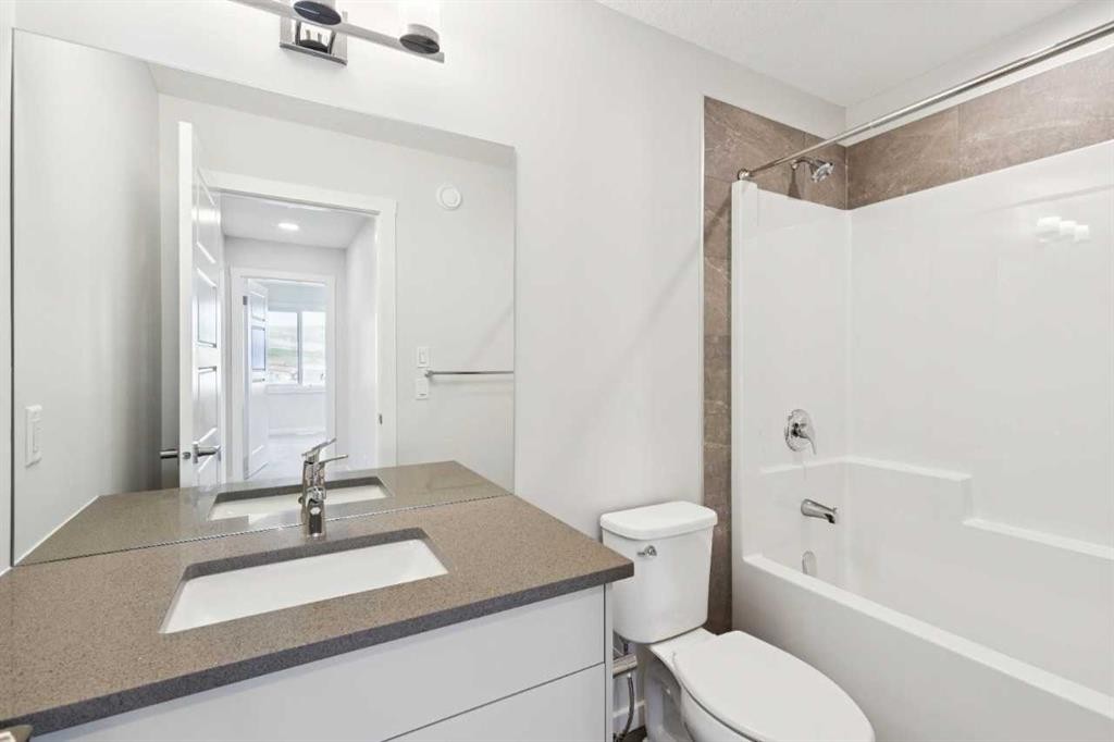 386 Heritage Boulevard, Cochrane, AB - Indoor Photo Showing Bathroom