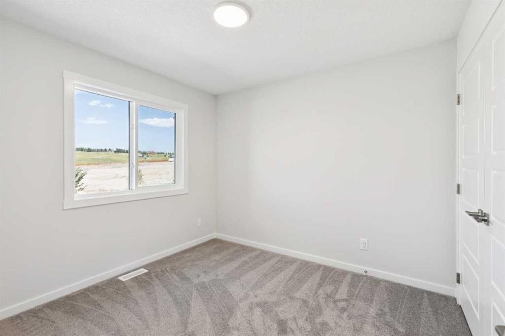386 Heritage Boulevard, Cochrane, AB - Indoor Photo Showing Other Room