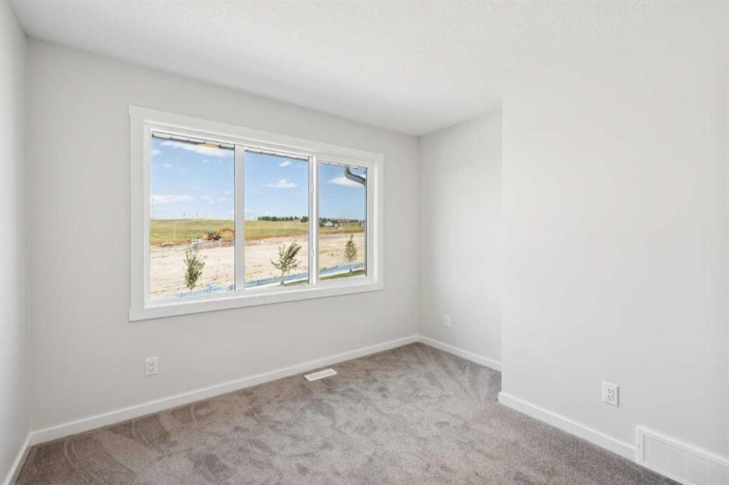 386 Heritage Boulevard, Cochrane, AB - Indoor Photo Showing Other Room
