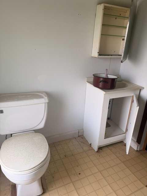 4903 48 Street, Hardisty, AB - Indoor Photo Showing Bathroom