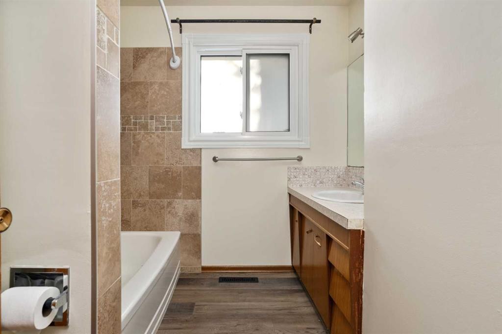36 Grandview Crescent, Camrose, AB - Indoor Photo Showing Bathroom