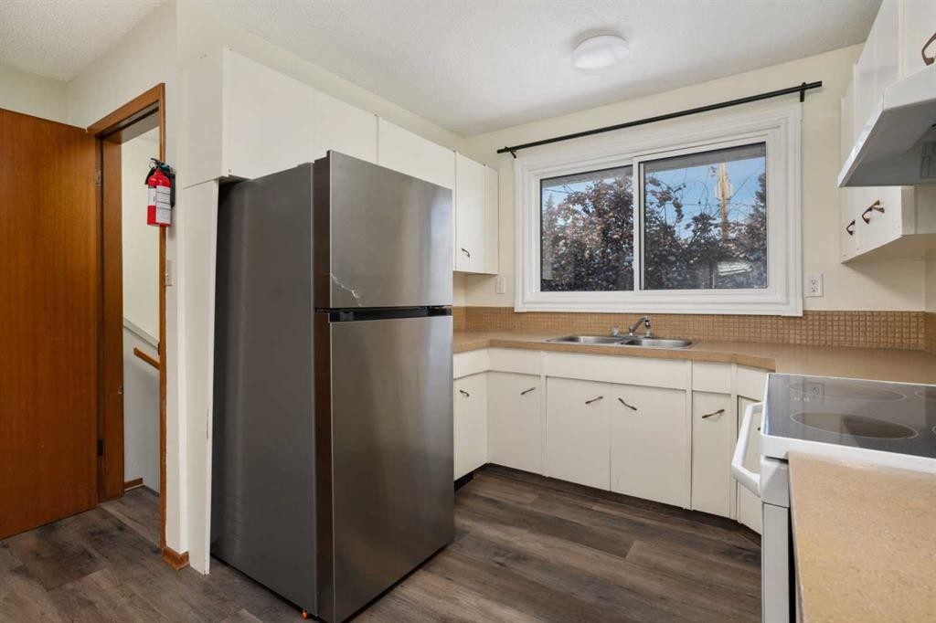 36 Grandview Crescent, Camrose, AB - Indoor Photo Showing Kitchen With Double Sink