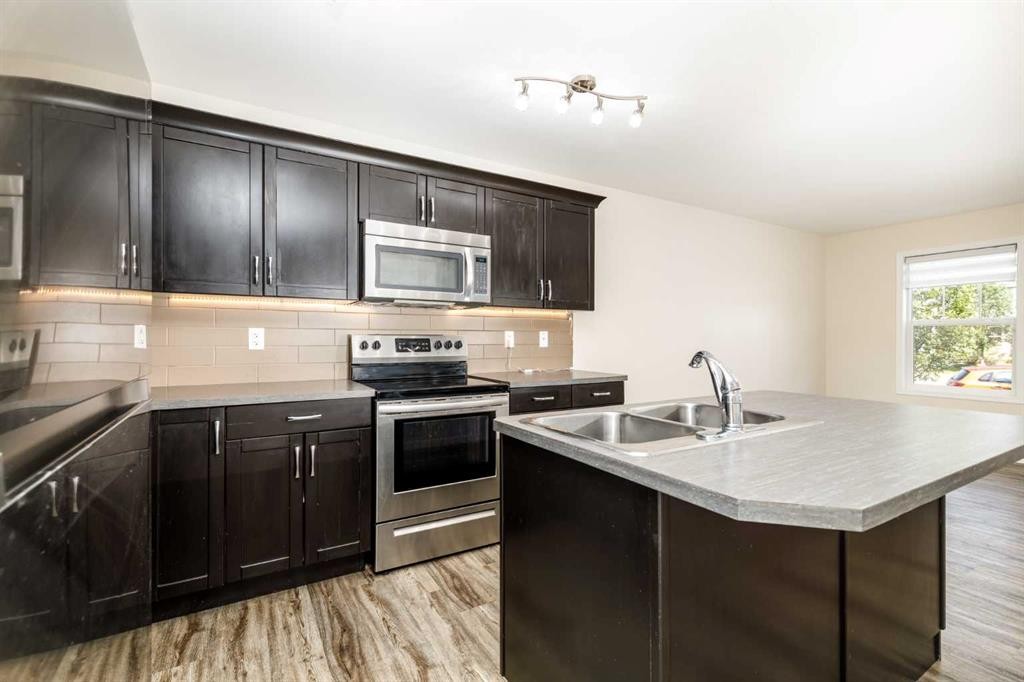 19 Reid Court, Sylvan Lake, AB - Indoor Photo Showing Kitchen With Stainless Steel Kitchen With Double Sink With Upgraded Kitchen