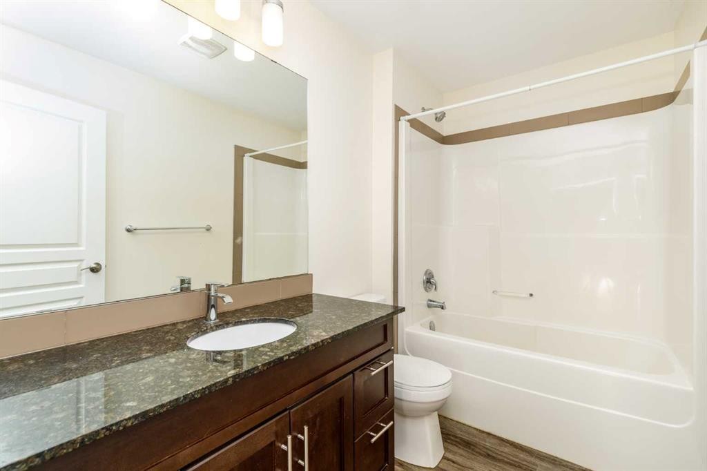 19 Reid Court, Sylvan Lake, AB - Indoor Photo Showing Bathroom