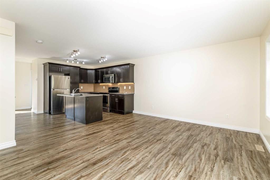 19 Reid Court, Sylvan Lake, AB - Indoor Photo Showing Kitchen With Stainless Steel Kitchen