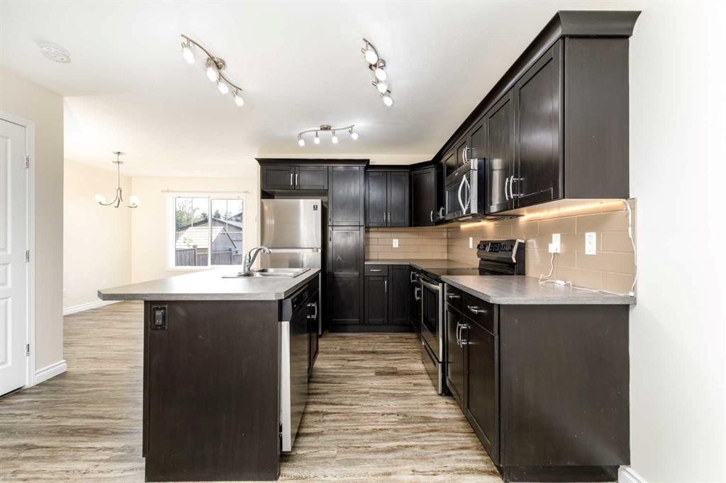 19 Reid Court, Sylvan Lake, AB - Indoor Photo Showing Kitchen With Upgraded Kitchen