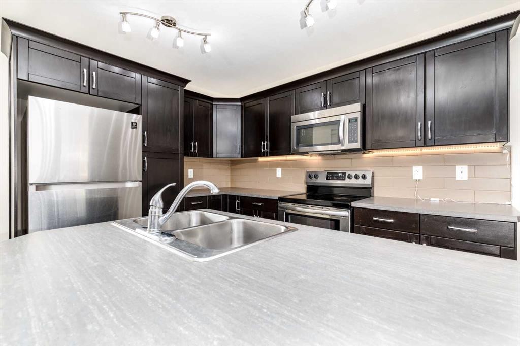 19 Reid Court, Sylvan Lake, AB - Indoor Photo Showing Kitchen With Stainless Steel Kitchen With Double Sink With Upgraded Kitchen