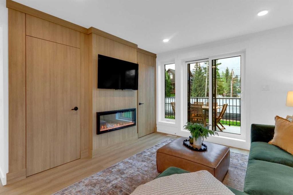 523-608 7 Avenue, Canmore, AB - Indoor Photo Showing Living Room With Fireplace