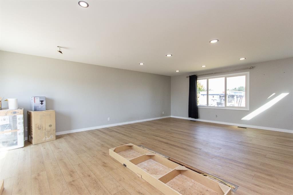 98 Greenham Drive, Red Deer, AB - Indoor Photo Showing Other Room