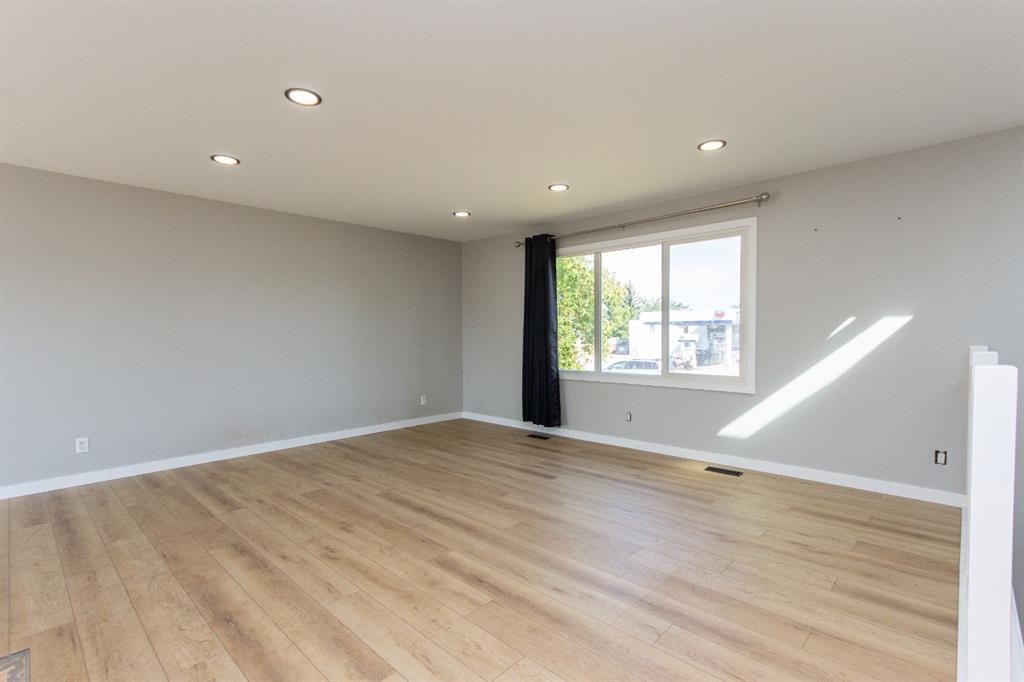 98 Greenham Drive, Red Deer, AB - Indoor Photo Showing Other Room
