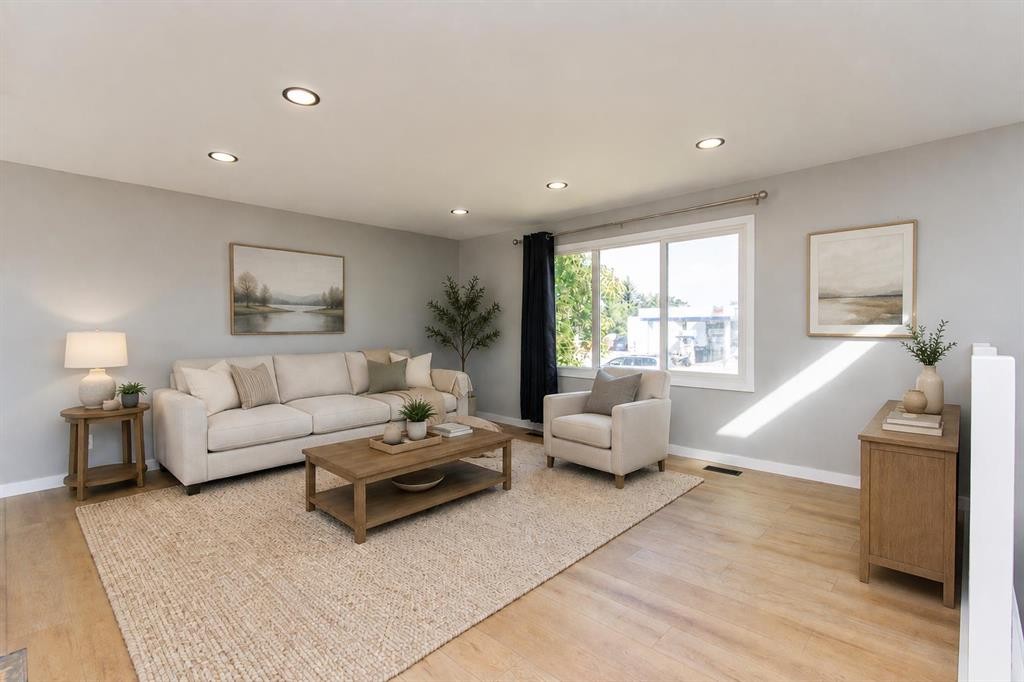 98 Greenham Drive, Red Deer, AB - Indoor Photo Showing Living Room