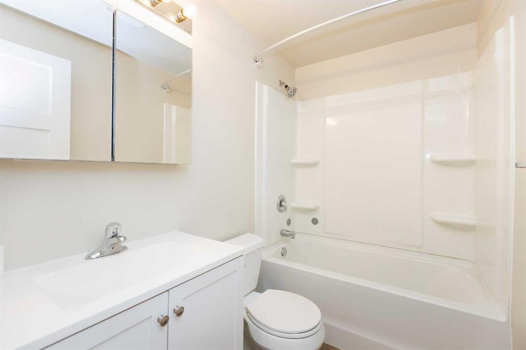 1602-3907 39 Street, Red Deer, AB - Indoor Photo Showing Bathroom