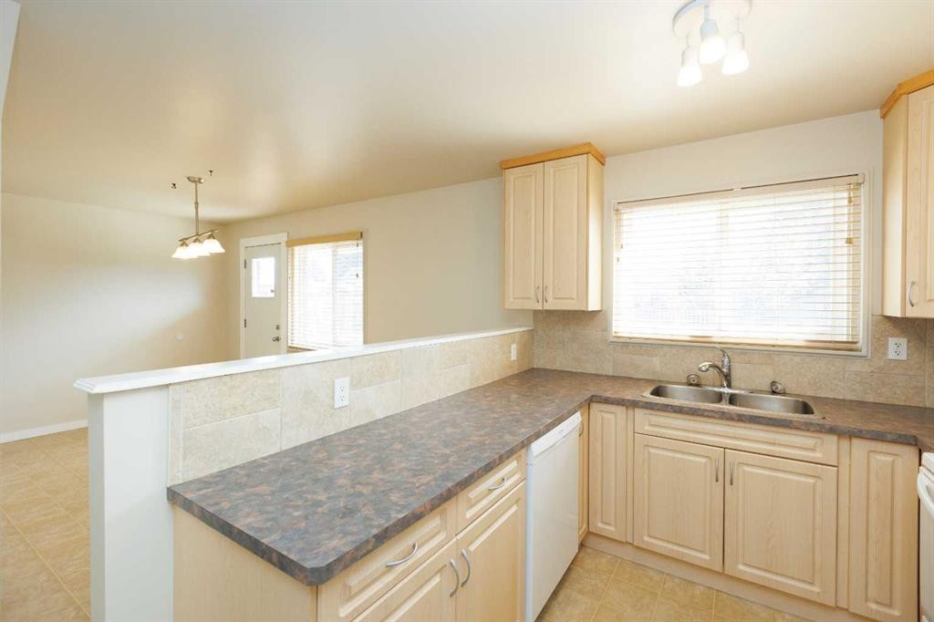 1602-3907 39 Street, Red Deer, AB - Indoor Photo Showing Kitchen With Double Sink
