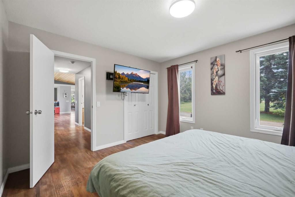 40102 Highway 815, Rural Lacombe County, AB - Indoor Photo Showing Bedroom