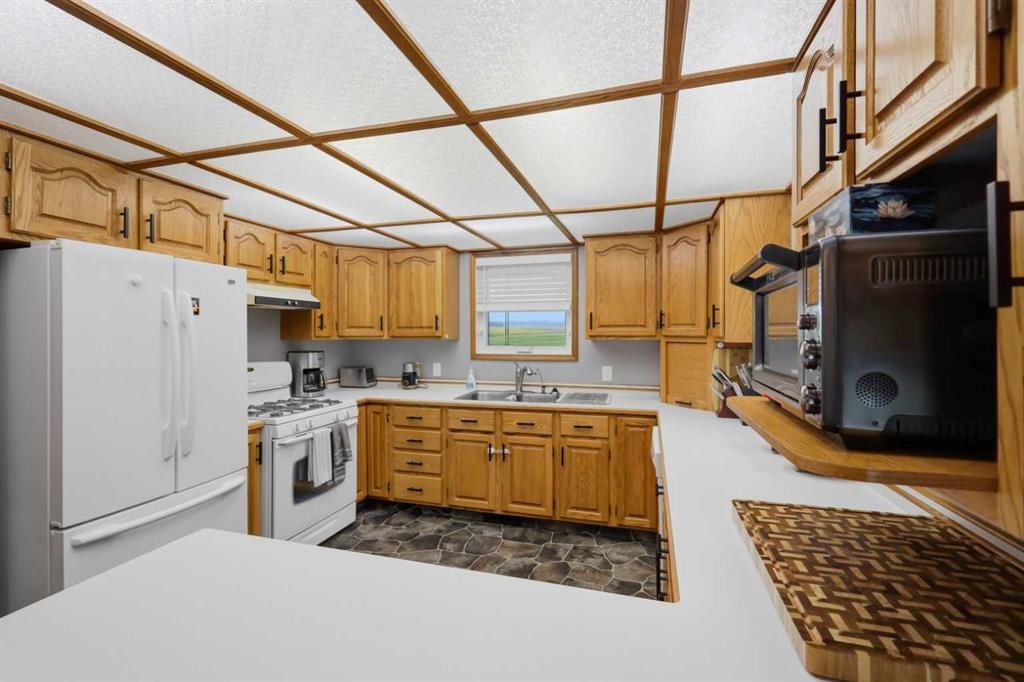40102 Highway 815, Rural Lacombe County, AB - Indoor Photo Showing Kitchen With Double Sink
