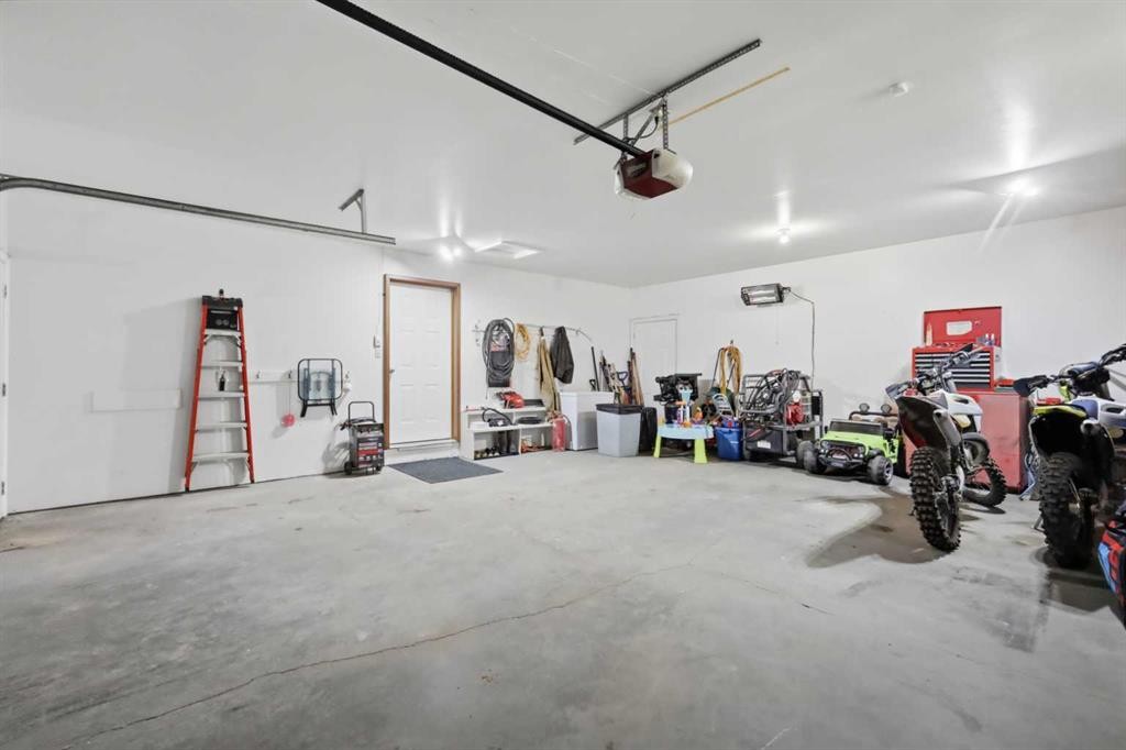 40102 Highway 815, Rural Lacombe County, AB - Indoor Photo Showing Garage