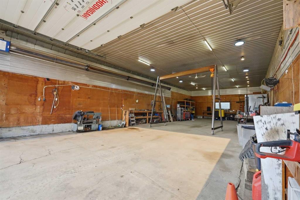 40102 Highway 815, Rural Lacombe County, AB - Indoor Photo Showing Garage