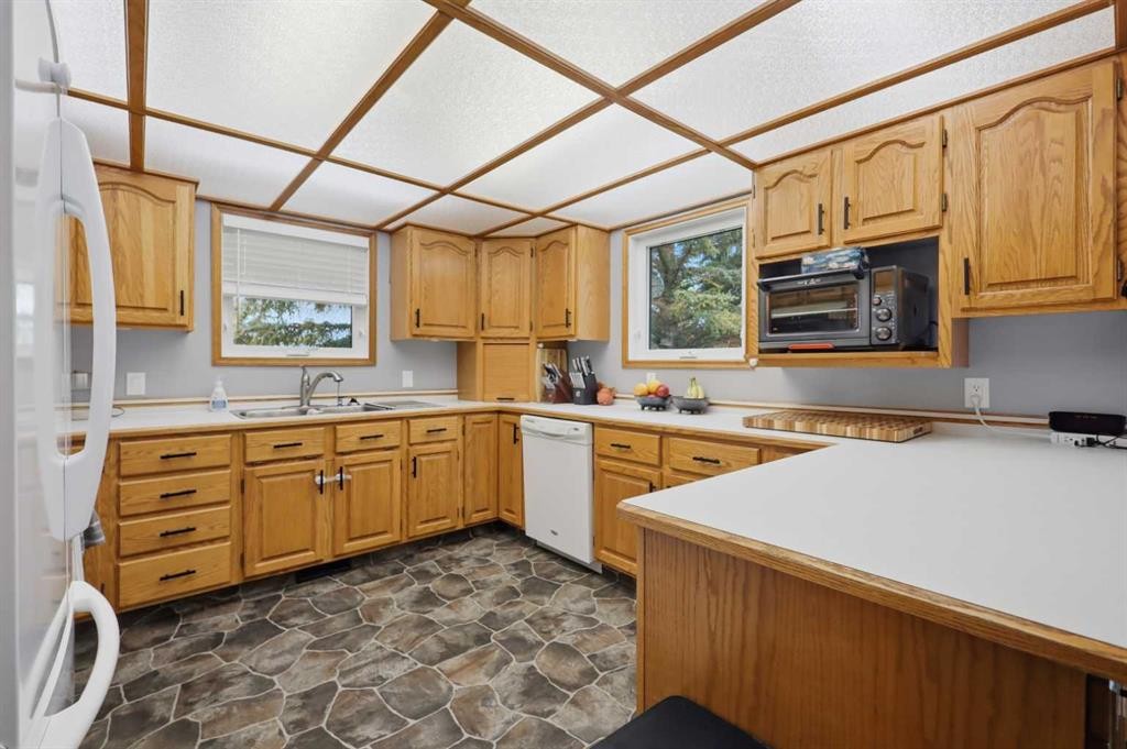 40102 Highway 815, Rural Lacombe County, AB - Indoor Photo Showing Kitchen With Double Sink