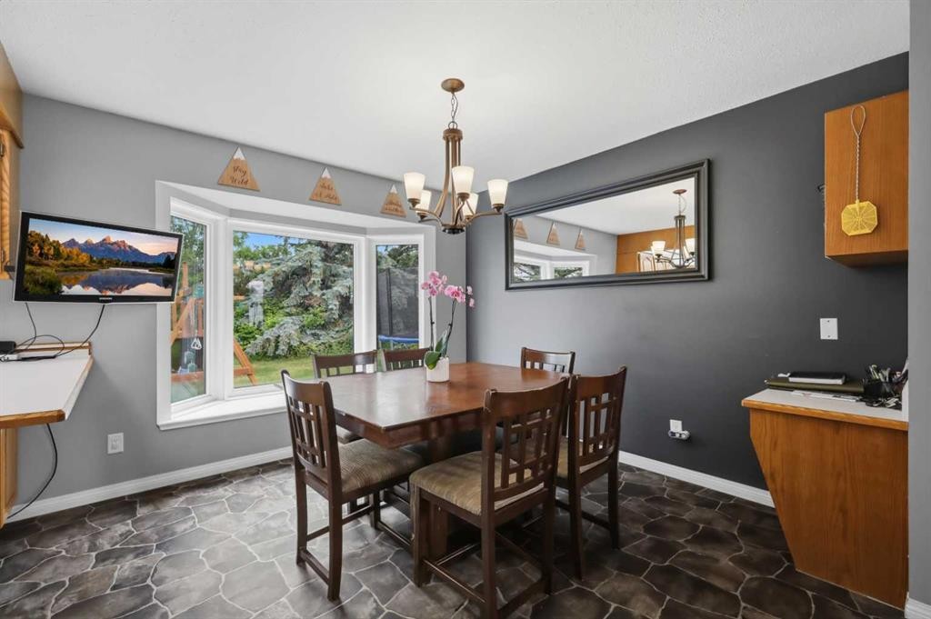 40102 Highway 815, Rural Lacombe County, AB - Indoor Photo Showing Dining Room