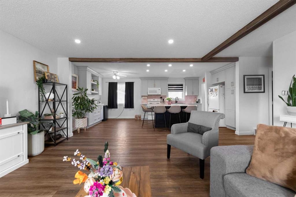 4910 57 Street, Killam, AB - Indoor Photo Showing Living Room
