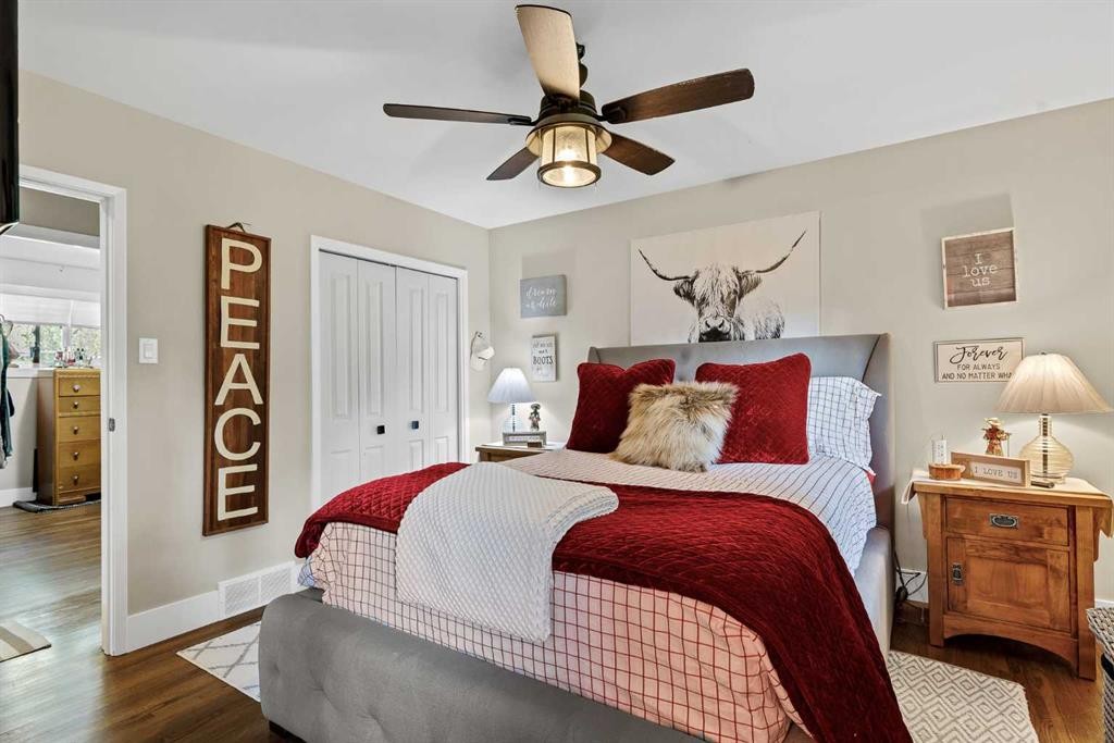 9111 Fairmount Drive Se, Calgary, AB - Indoor Photo Showing Bedroom