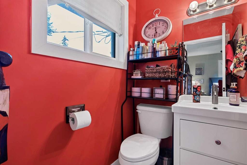 9111 Fairmount Drive Se, Calgary, AB - Indoor Photo Showing Bathroom