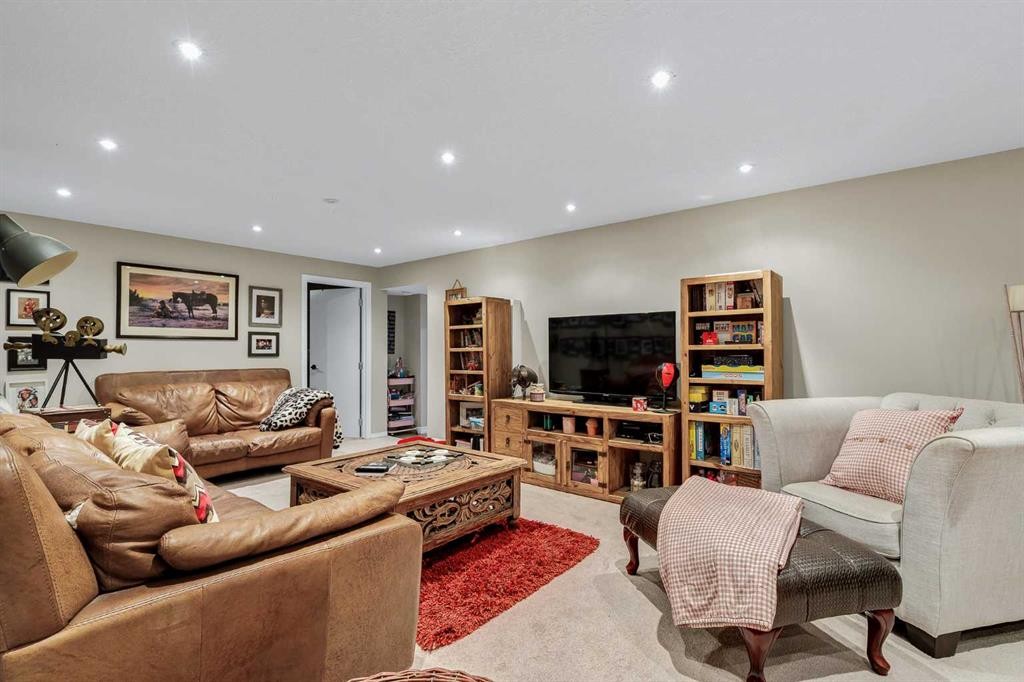 9111 Fairmount Drive Se, Calgary, AB - Indoor Photo Showing Living Room