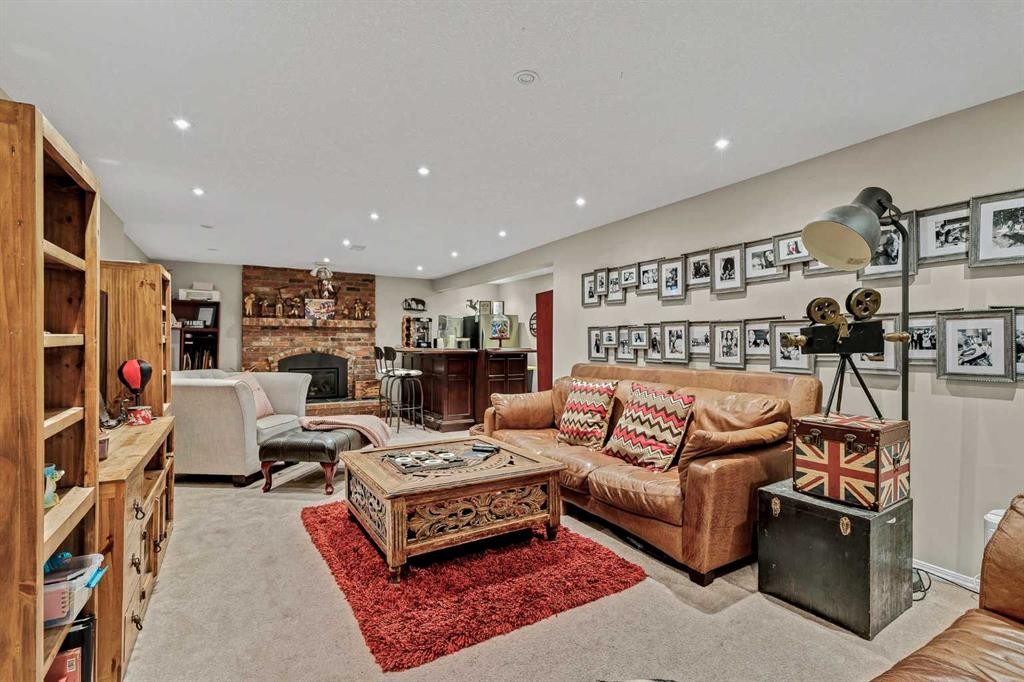 9111 Fairmount Drive Se, Calgary, AB - Indoor Photo Showing Living Room