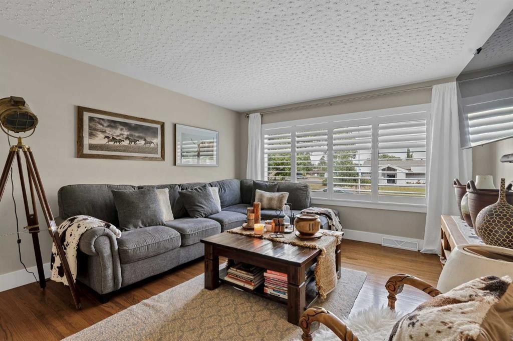 9111 Fairmount Drive Se, Calgary, AB - Indoor Photo Showing Living Room