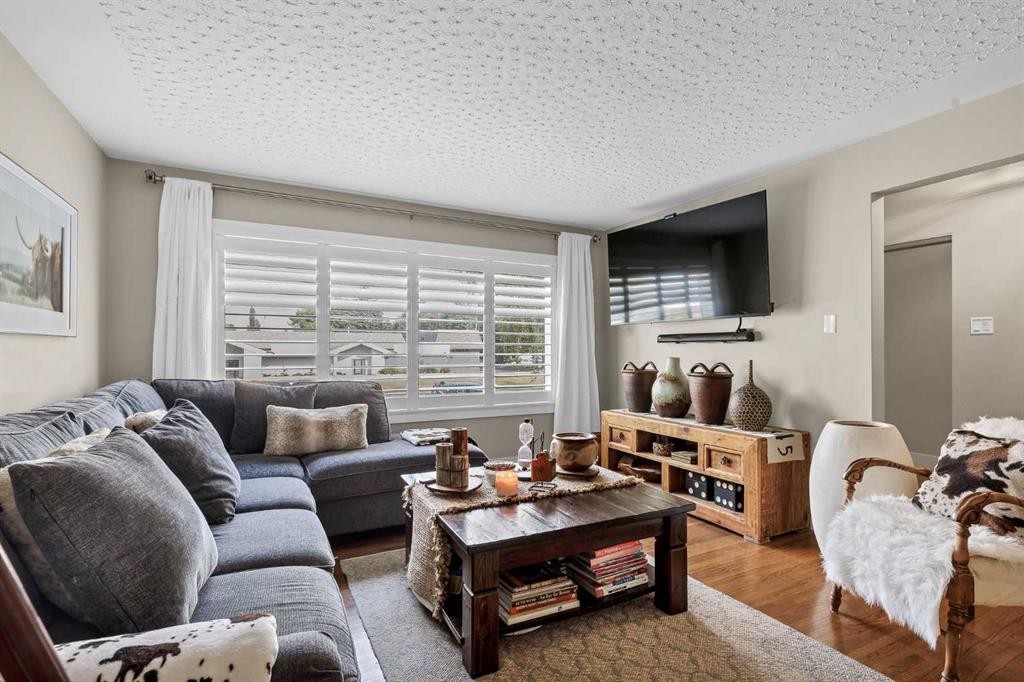 9111 Fairmount Drive Se, Calgary, AB - Indoor Photo Showing Living Room