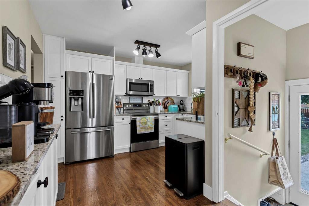 9111 Fairmount Drive Se, Calgary, AB - Indoor Photo Showing Kitchen With Stainless Steel Kitchen