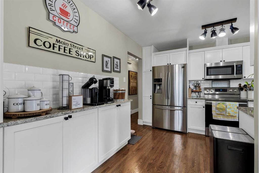 9111 Fairmount Drive Se, Calgary, AB - Indoor Photo Showing Kitchen