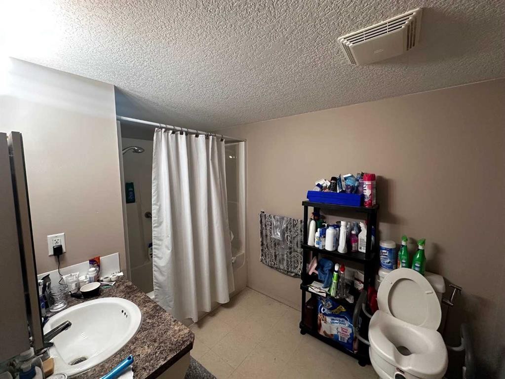 304A-80 Kelloway Crescent, Red Deer, AB - Indoor Photo Showing Bathroom