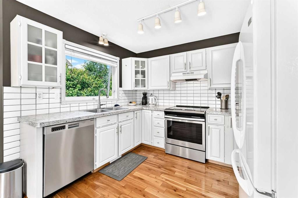94 Hathaway Lane, Lacombe, AB - Indoor Photo Showing Kitchen With Double Sink With Upgraded Kitchen