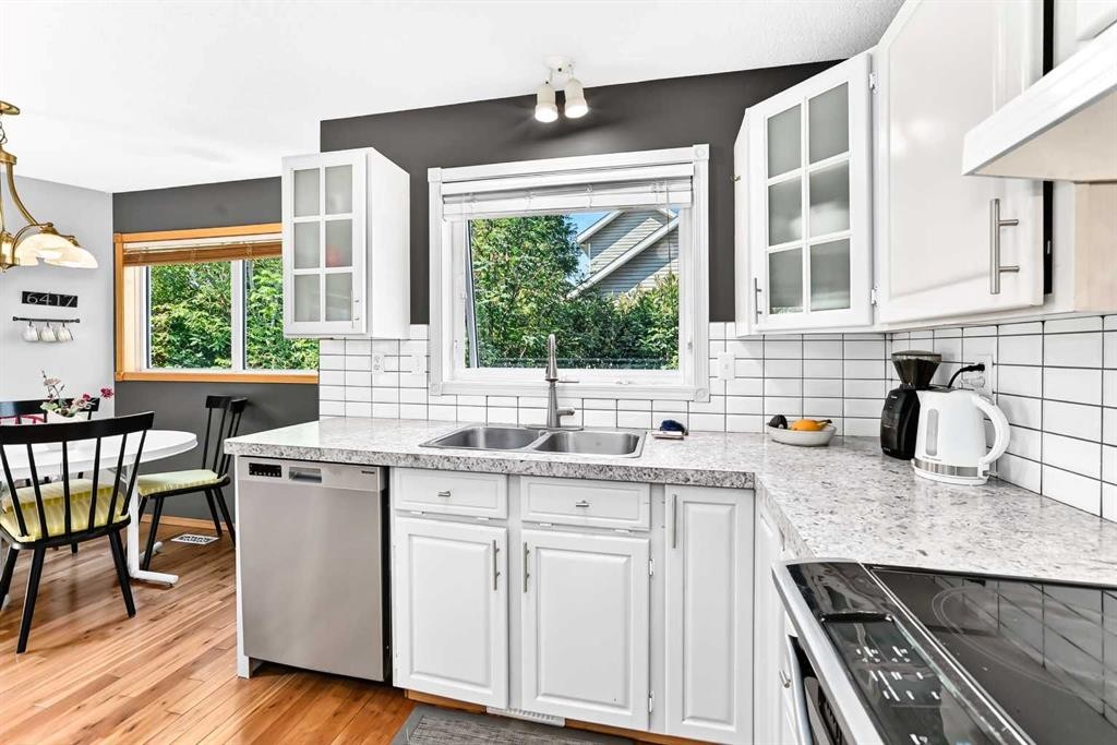94 Hathaway Lane, Lacombe, AB - Indoor Photo Showing Kitchen With Double Sink With Upgraded Kitchen