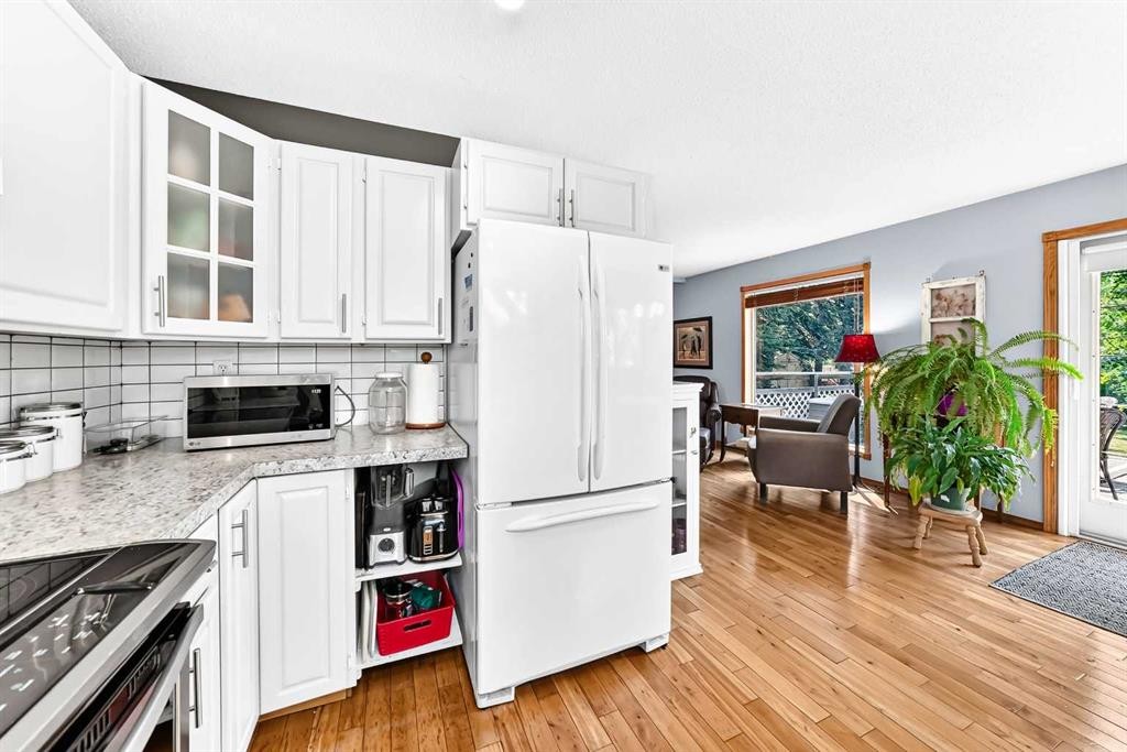 94 Hathaway Lane, Lacombe, AB - Indoor Photo Showing Kitchen
