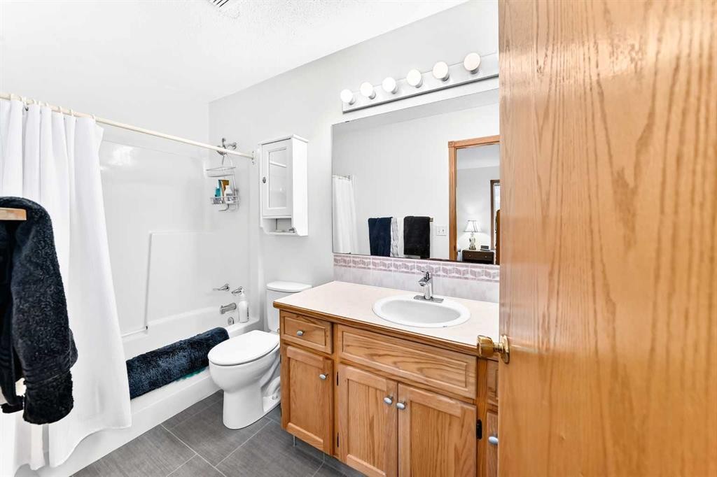 94 Hathaway Lane, Lacombe, AB - Indoor Photo Showing Bathroom