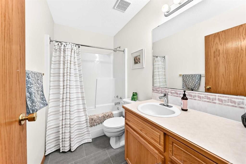 94 Hathaway Lane, Lacombe, AB - Indoor Photo Showing Bathroom