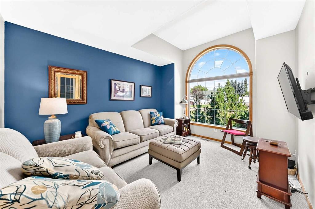 94 Hathaway Lane, Lacombe, AB - Indoor Photo Showing Living Room